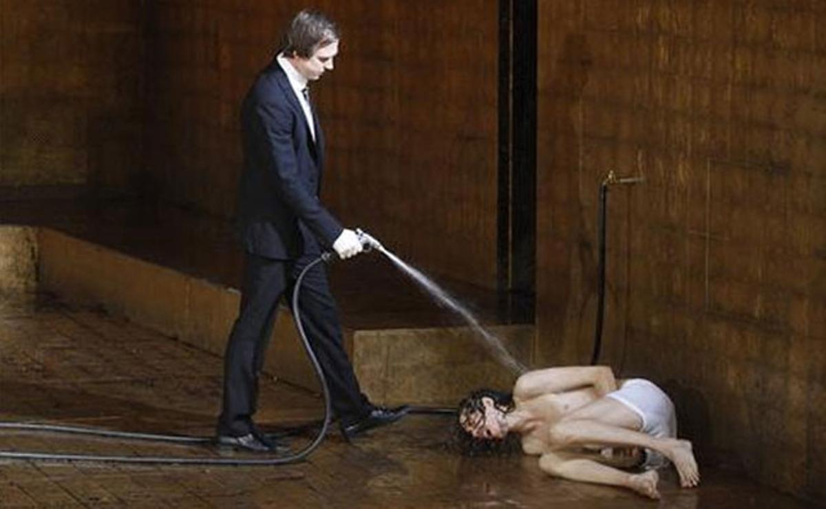 Els actors Lars Eidinger i Bernando Arias Porras assagen una de les escenes de l’obra ’Medida por medida’, que s’estrenarà durant el Festival de Salzburg.