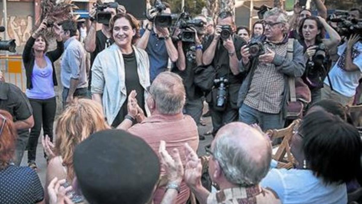 Colau, el jueves por la tarde, en la plaza de las Navas del Poble Sec.