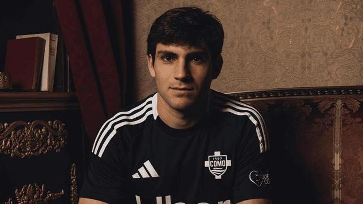 Azón posa con la camiseta del Como 1907 en su presentación.