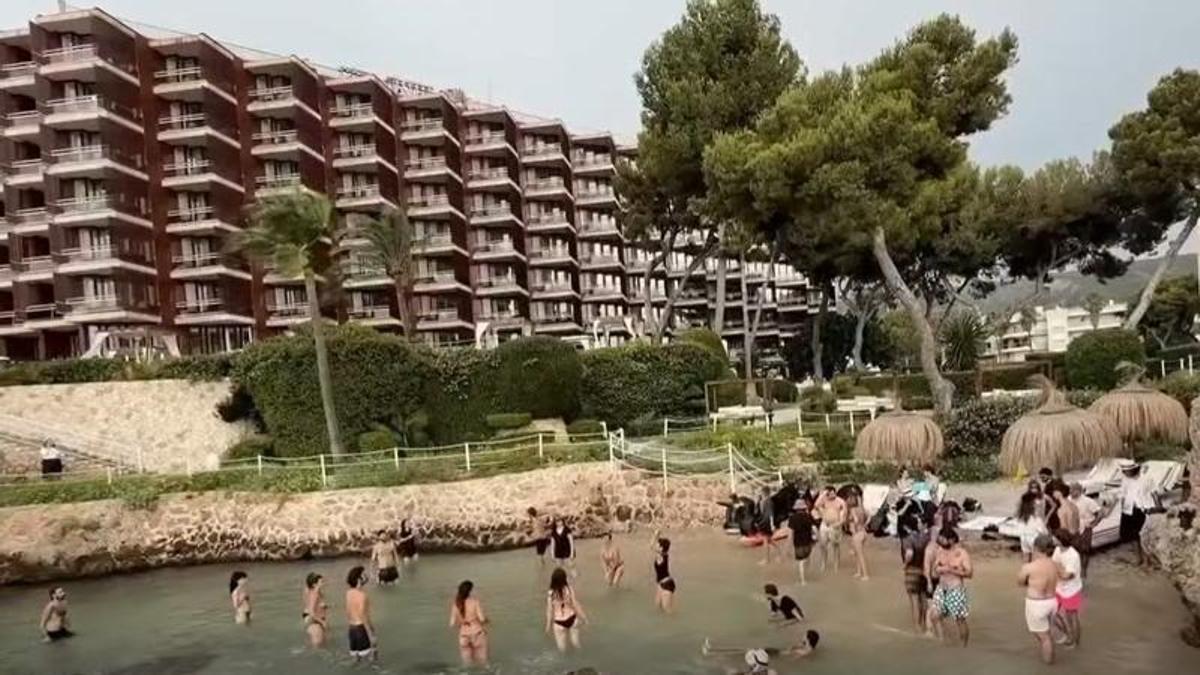 Jóvenes ‘invaden’ una cala de Illetes para denunciar la privatización por parte de un hotel