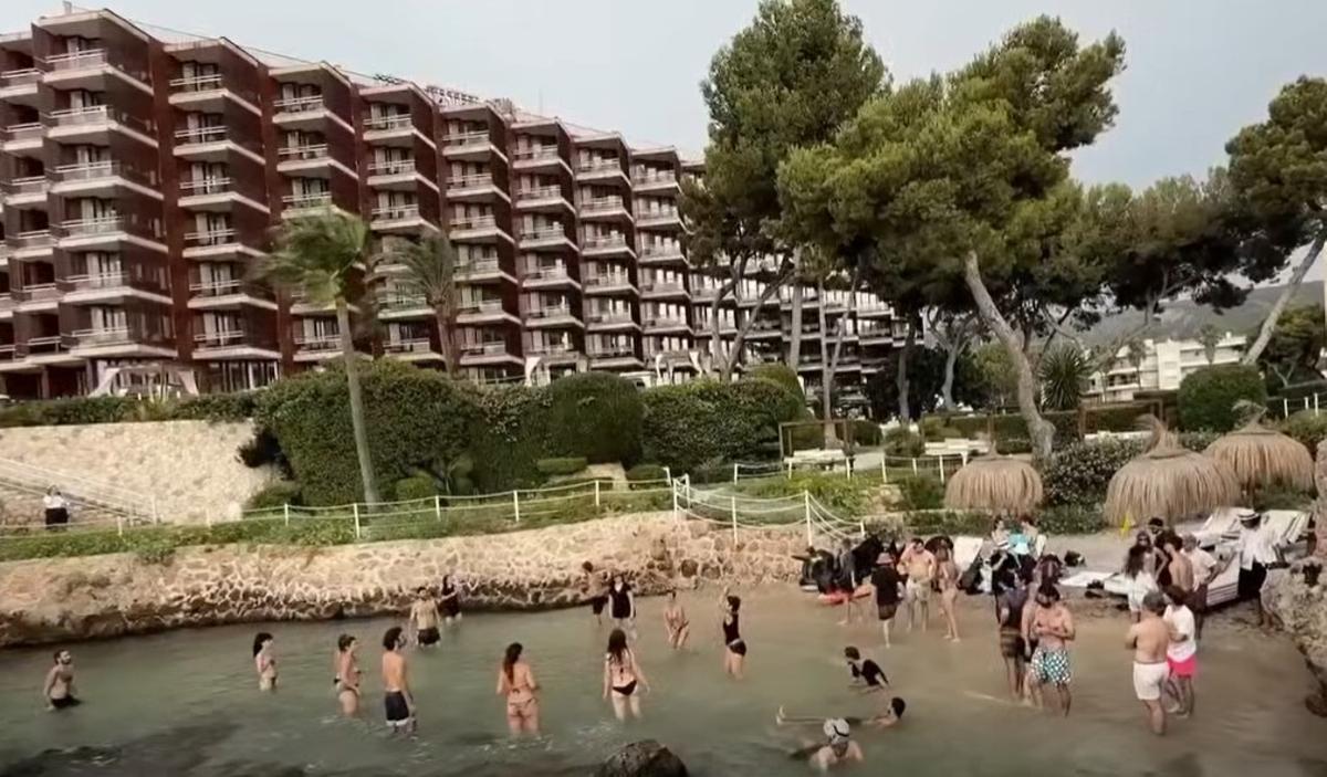 Los jóvenes activistas, en la playa que, según denuncian, ha sido apropiada por el hotel. Los jóvenes activistas, en la playa que, según denuncian, ha sido apropiada por el hotel.