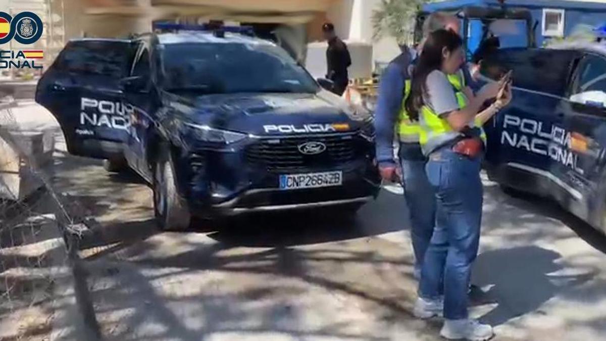 Investigadores de la UCRIF de la Policía Nacional durante la actuación en las obras del hotel de Cala Millor.