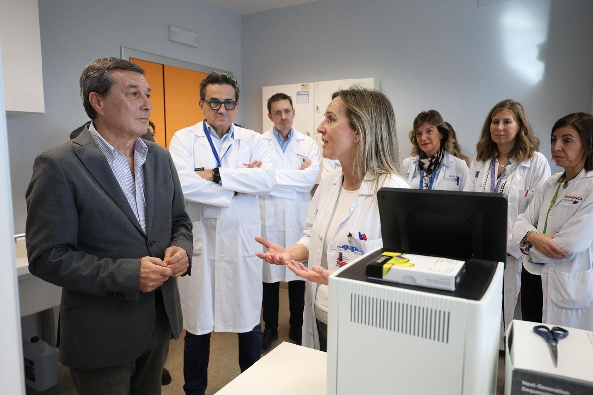 El conseller Marciano Gómez visita el secuenciador del genoma en La Fe.