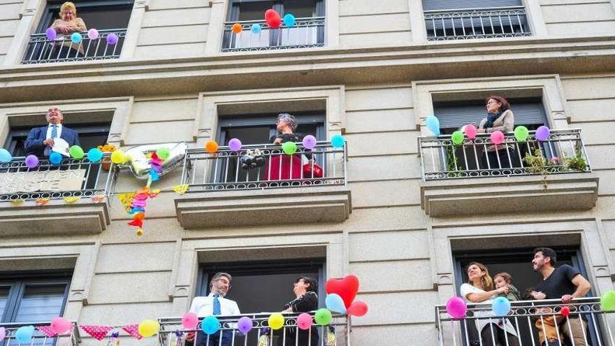 La celebración organizada ayer por los vecinos de la Plaza de Ravella, en Vilagarcía. // Iñaki Abella