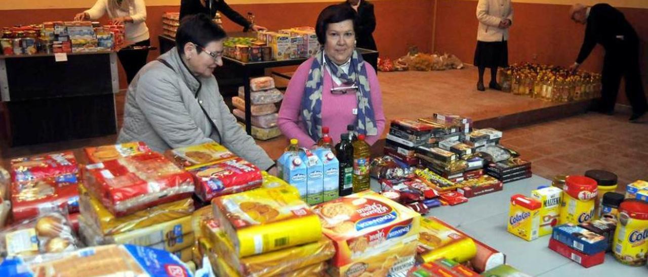 Voluntarios de Cáritas ordenan comida tras una recogida en Mieres.
