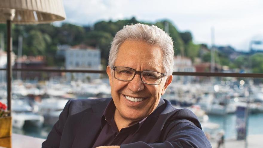 Zülfü Livaneli, escritor y compositor: "Los grandes poderes tienen miedo a las palabras porque la poesía y las novelas hacen que las sociedades cambien"