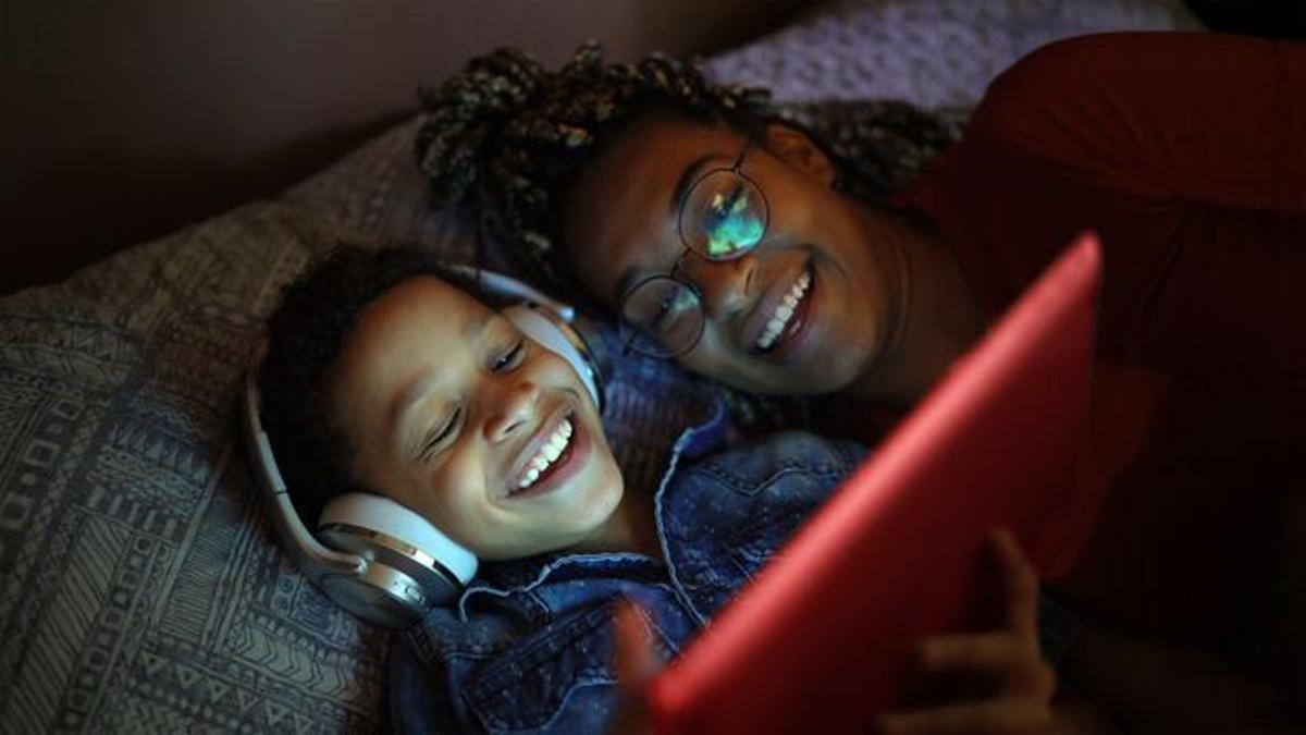 Mujer disfrutando con su hijo de los mejores contenidos