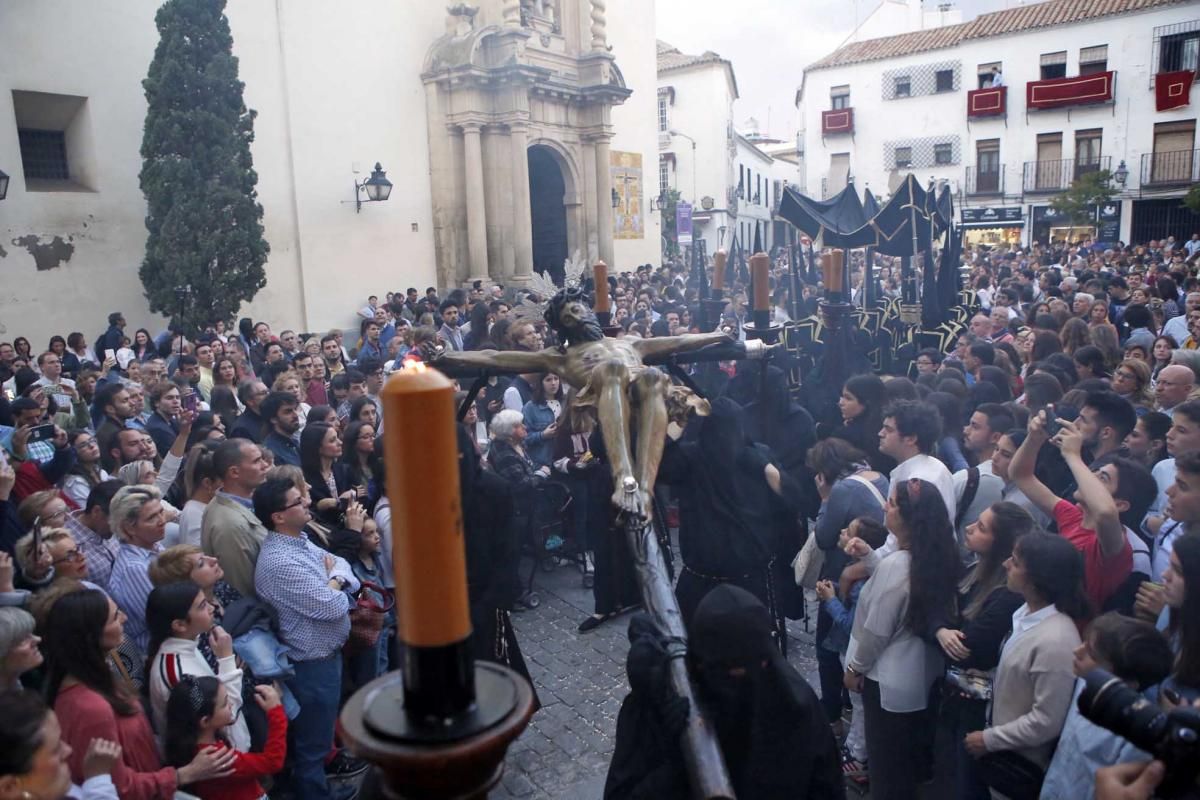 El Vía Crucis pone recogimiento a la noche cordobesa