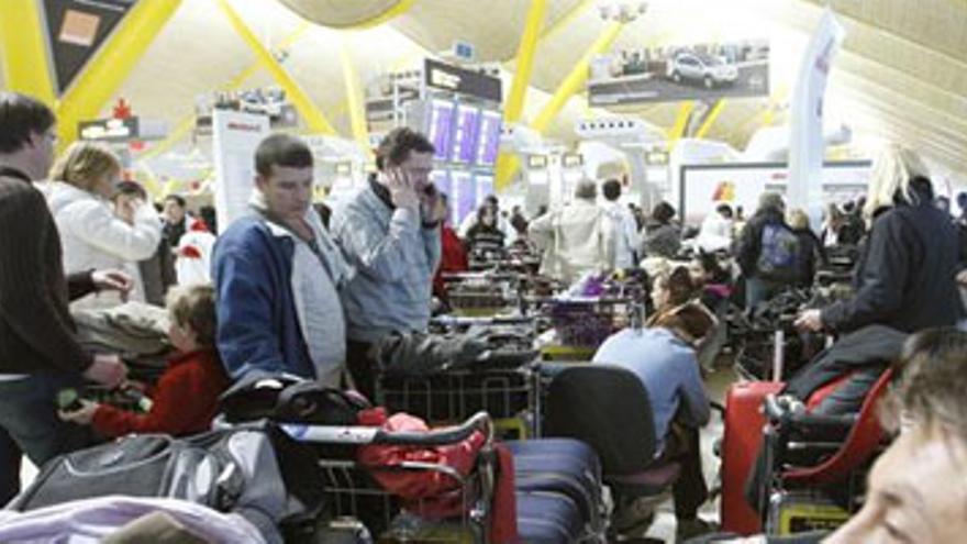 Sigue el caos en Barajas con cientos de pasajeros esperando la salida de sus vuelos