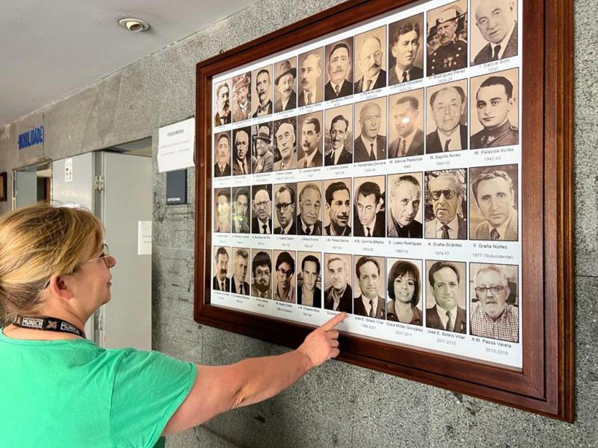 El cuadro con los alcaldes de Cangas desde principios del siglo XX, en el vestíbulo del Concello.   | // FDV