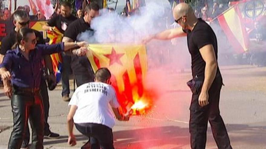 Manifestació espanyolista amb grups ultres d&#039;extrema dreta.