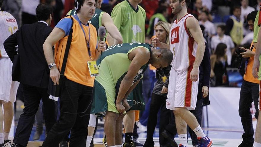 Granger, agachado, con Fran Vázquez, detrás, tras consumarse la derrota ant el CAI en la Copa 2014.