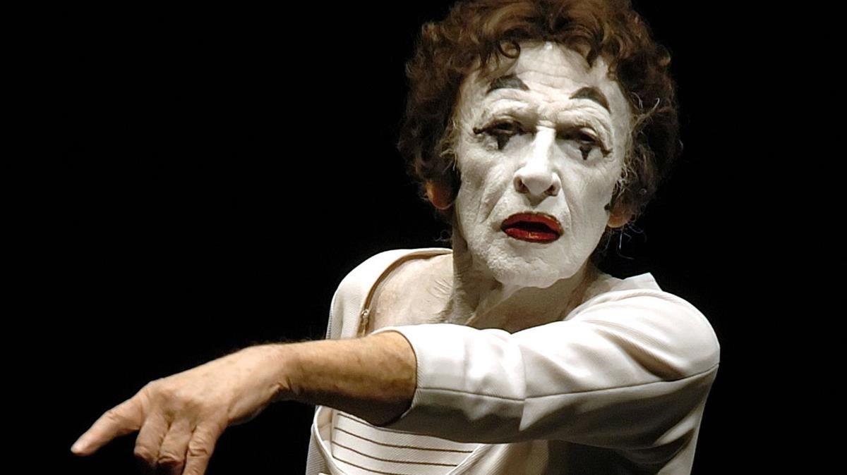 jmdiaz2052819 french mime marcel marceau performs on stage at the philharm200802141715