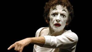 jmdiaz2052819 french mime marcel marceau performs on stage at the philharm200802141715