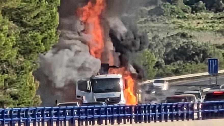Otro incendio sofocado a todo correr: arde un camión en la AP-7 en Gata y la rápida extinción evita que las llamas prendan en la montaña