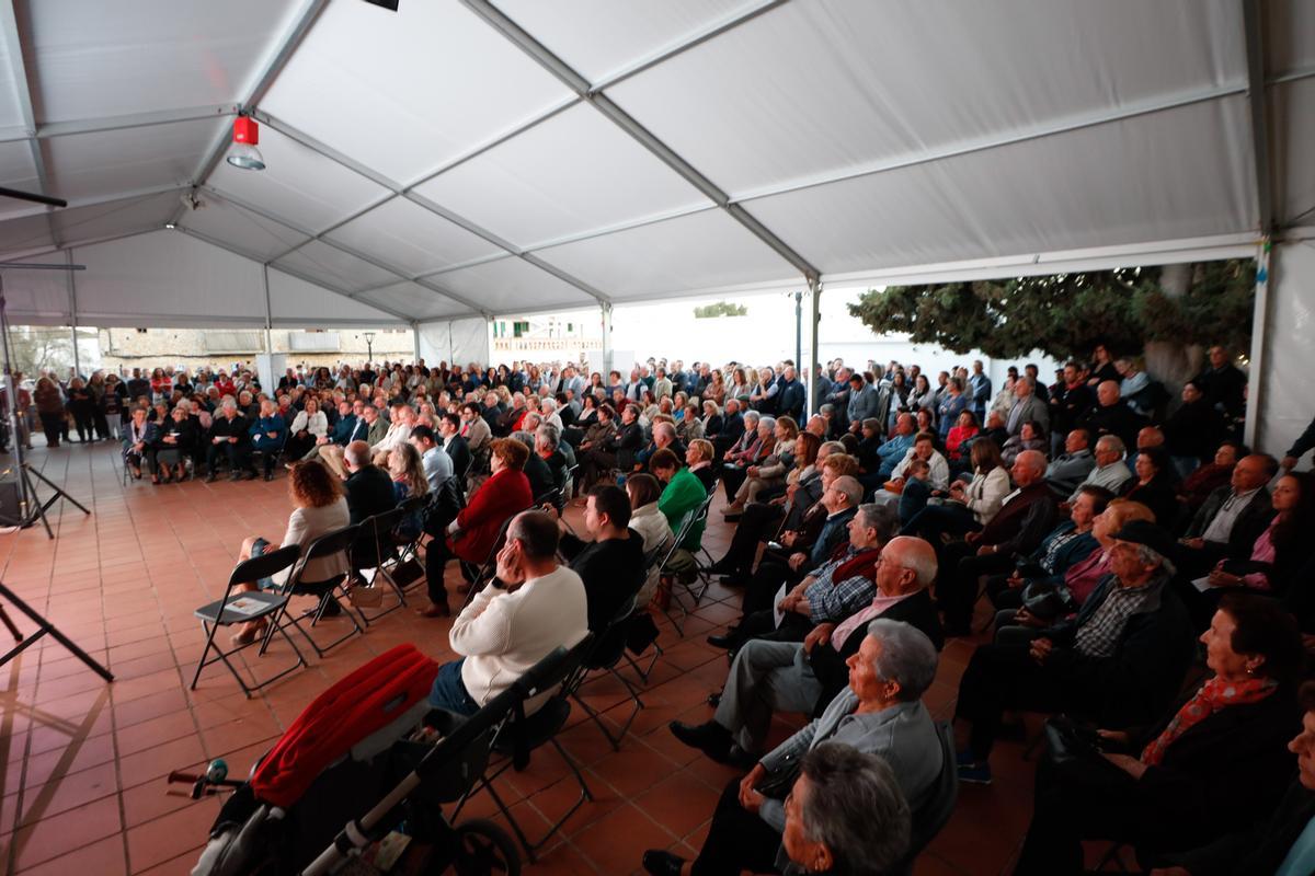 La carpa de la plaza de Sant Miquel se quedó pequeña ante los cientos de personas que asistieron al acto.