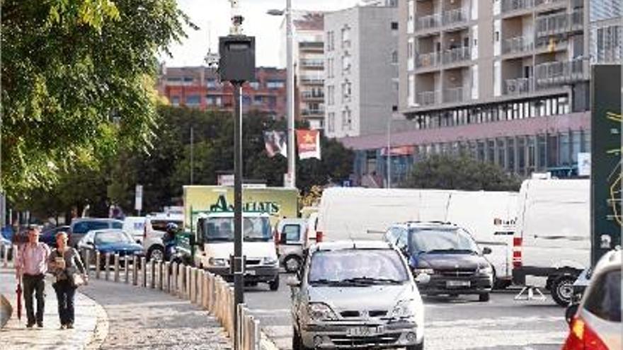 Un cotxe entrant al Barri Vell en el moment de passar pel costat de la càmera de control de matrícules.