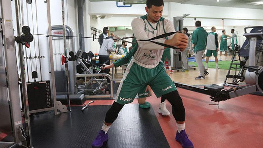 Ray McCallum se ejercita en el gimnasio del Martín Carpena.