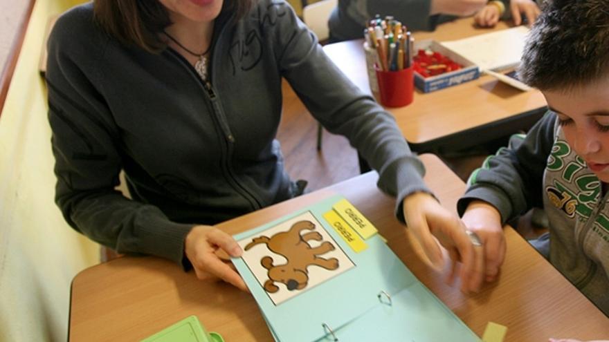 Dos niños con autismo, en un taller de la Fundación Menelas.