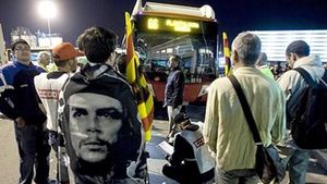 Piquets controlen el compliment dels serveis mínims a la cotxera de TMB a la Zona Franca.