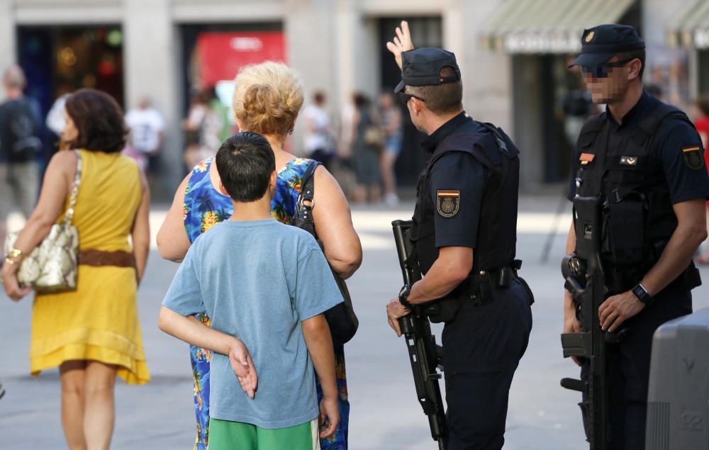 Policías dan indicaciones a los ciudadanos que se acercan a la zona