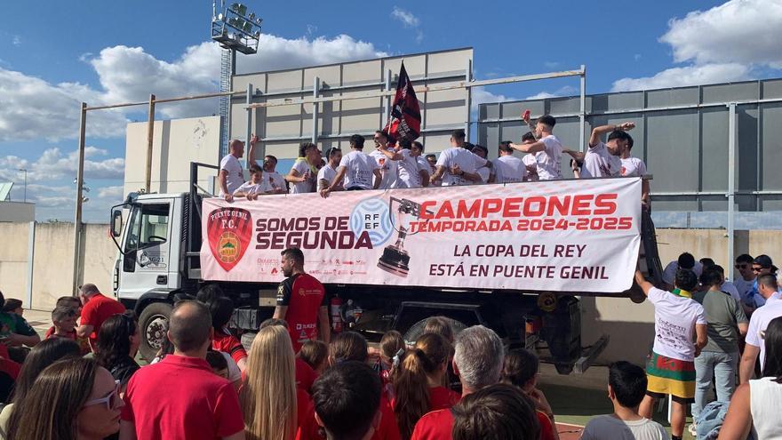 El Salerm Puente Genil celebra su ascenso por las calles de la localidad