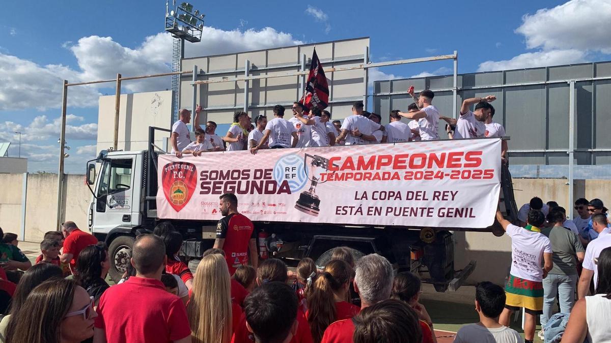 La plantilla del Salerm Puente Genil celebra el ascenos en su llegada a Puente Genil.