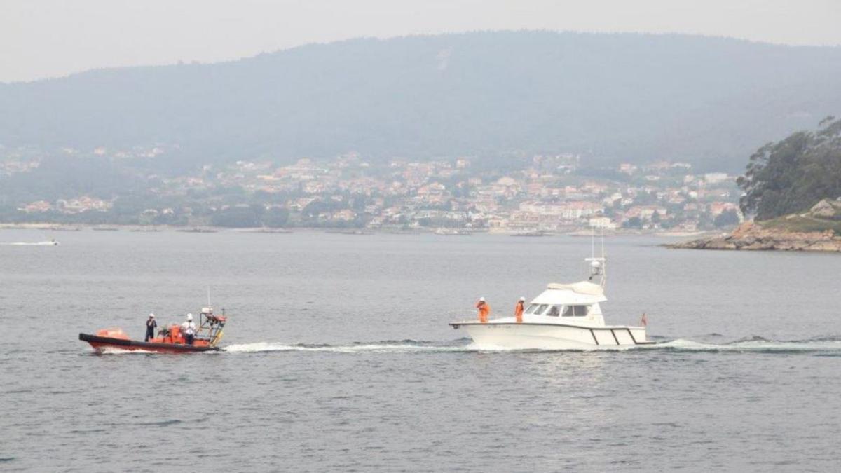 Simulacro de salvamento en la ría: rescate de un “herido” cuyo yate “se incendió”