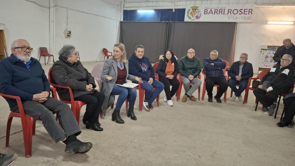 Galería de fotos: Reunión en la sede de la asociación de vecinos El Roser de Vila-real por la tasa de basuras