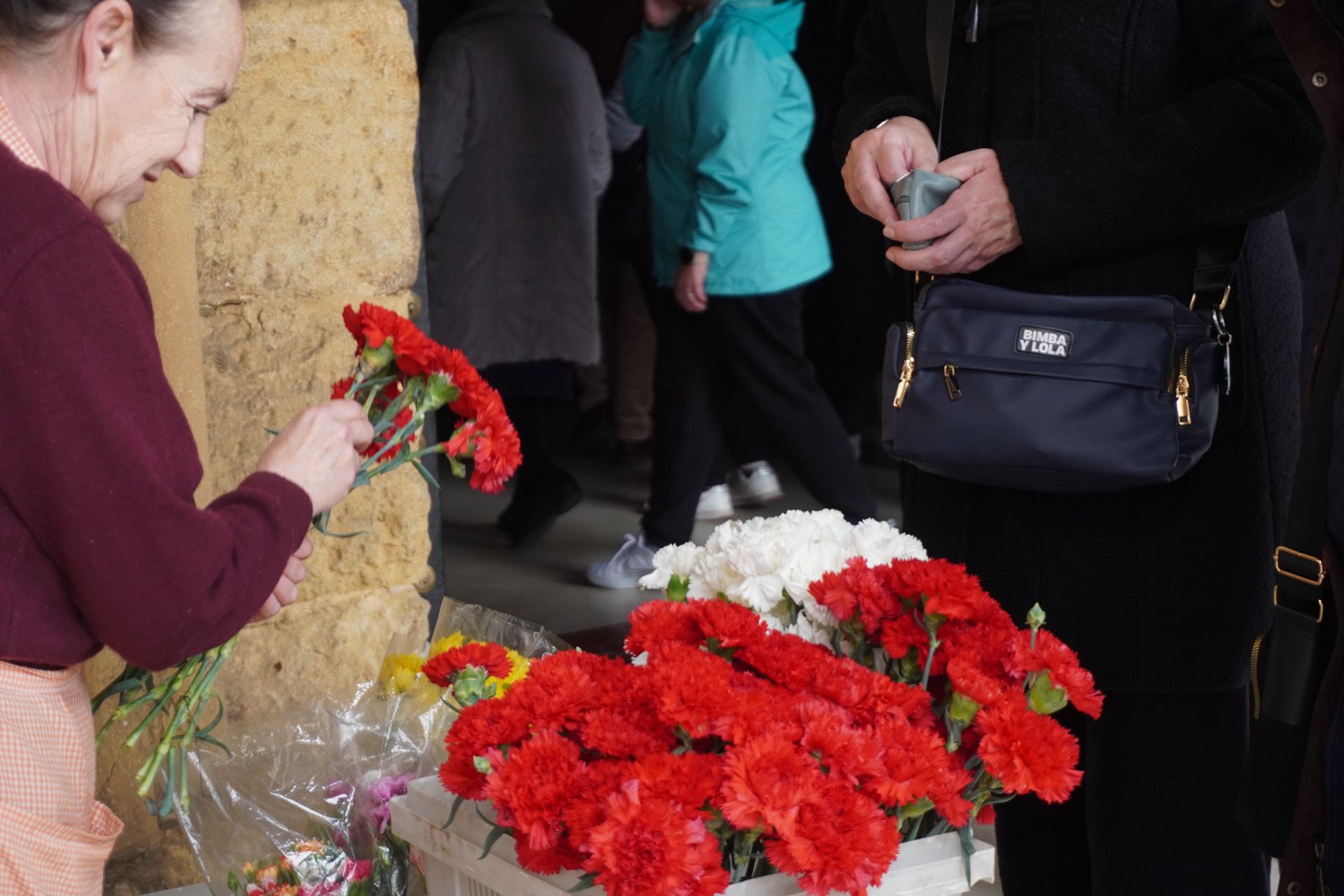 Los fieles acuden al besamanos de la Virgen de los Remedios