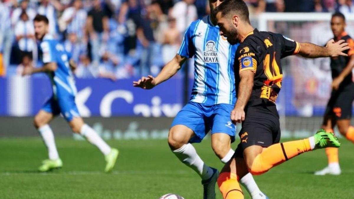 Gayà, durante el partido en el RCDE Stadium