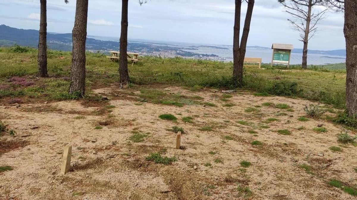 Área lúdica de Cea, con parte del mobiliario sustraído.