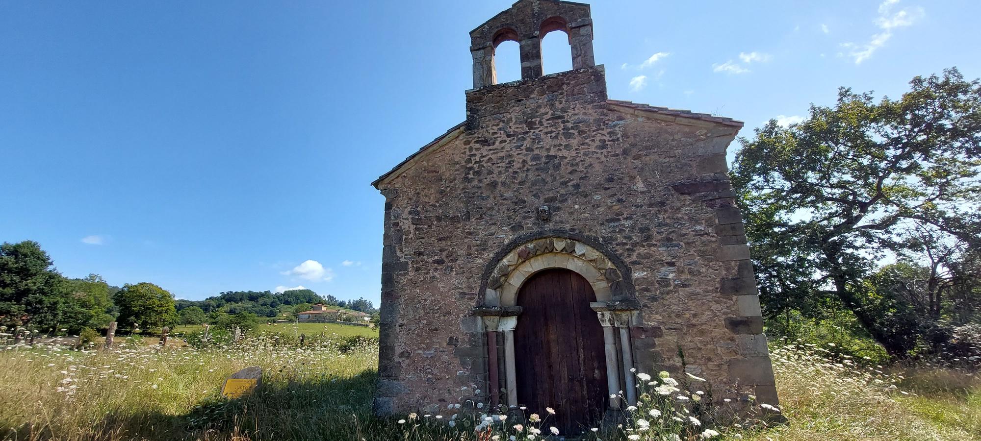 Una historia de casi mil años, las cabezas de pico vikingas y el espectáculo del ábside con 24 figuras de monstruos, juglares y enamorados: así es San Esteban de los Caballeros, joya del patrimonio de Siero