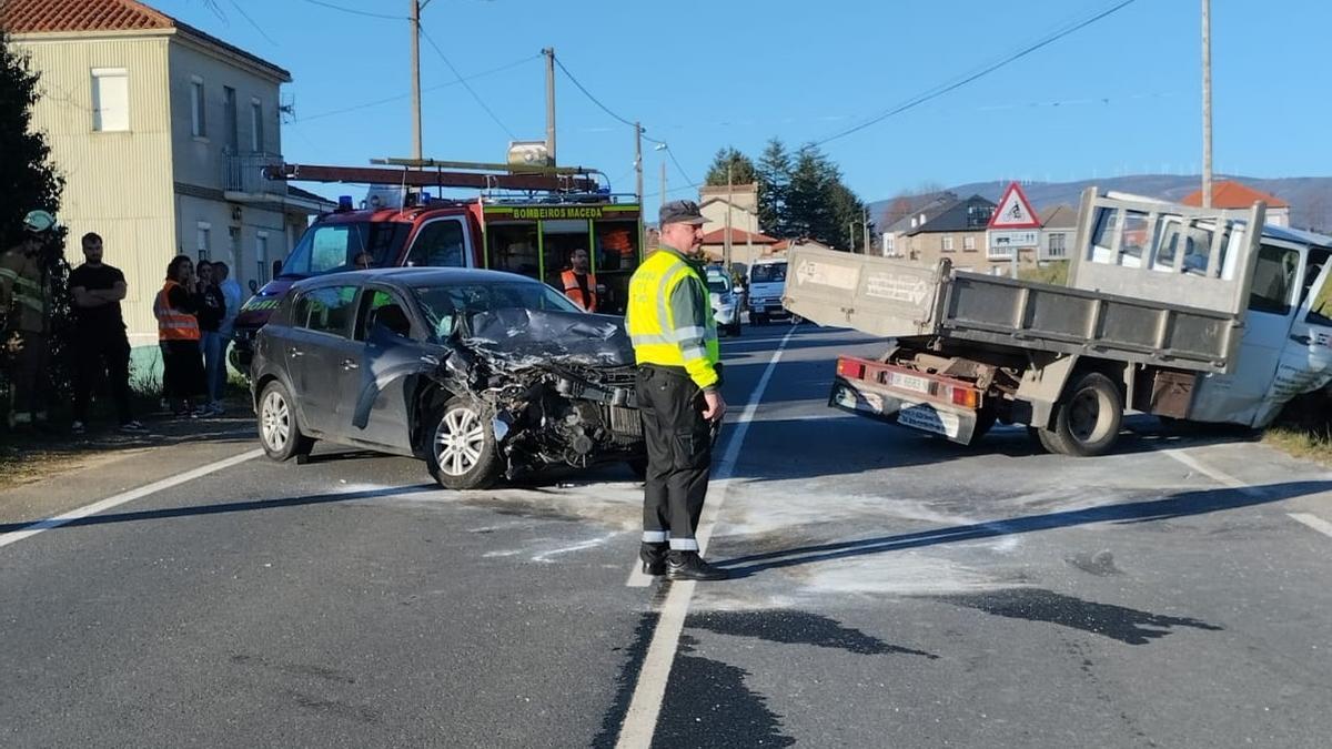 Tras el impacto, los dos vehículos ocuparon casi todo el ancho de la calzada.