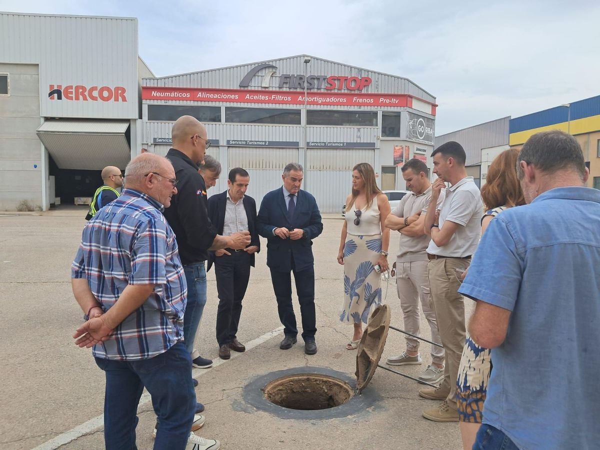 El vicepresidente observa los colectores del polígono de l'Alcúdia.