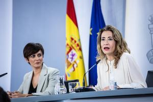 La ministra de Transportes, Raquel Sánchez, comparece en rueda de prensa junto a la portavoz del Gobierno, Isabel Rodríguez