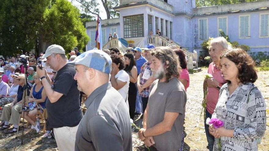 Asistentes a un homenaje a los presos republicanos en la isla de San Simón, el mes pasado. // IGM