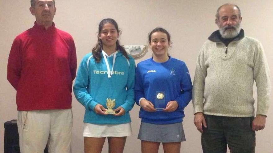 Uxía Martínez, la segunda por la derecha, sostiene su trofeo.