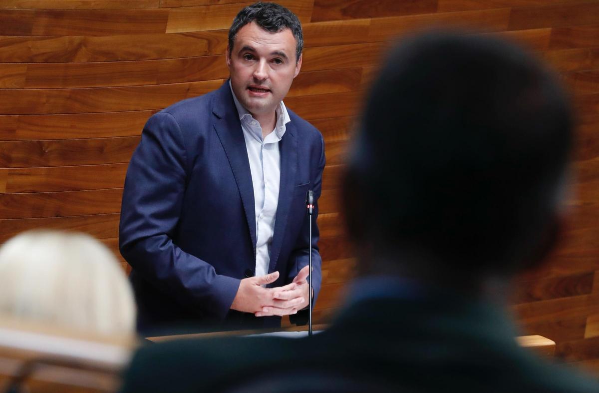 El consejero de Hacienda, Guillermo Peláez, en la Junta.