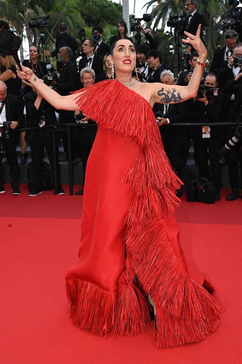 Rossy de Palma, con vestido rojo de flecos de Imane Ayissi en la ceremonia de clausura del Festival de Cannes 2022