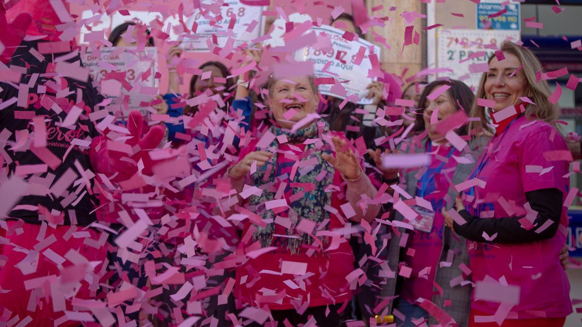 Confeti rosa, sonrisas y celebración en El Perolo, en San Pedro del Pinatar, este viernes.