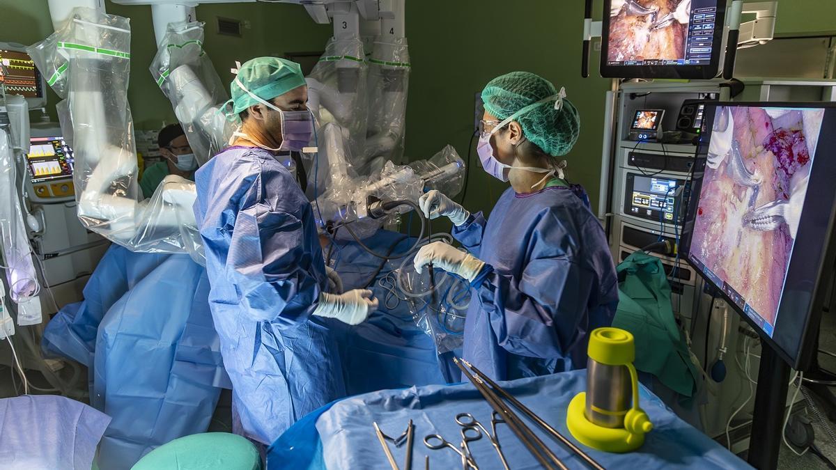 Cirujanos operan en el Hospital General de Alicante