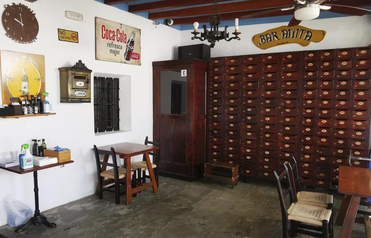 El interior del bar mantiene elementos que hablan de otra época, como los buzones de correo postal. | BAR ANITA