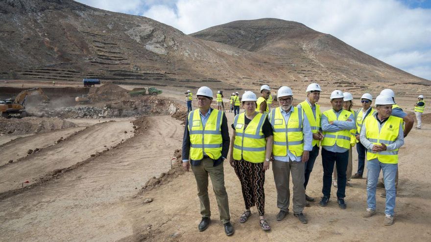 Visita de la secretaria de Estado de Agricultura con autoridades locales e insulares, ayer, en Tinajo.