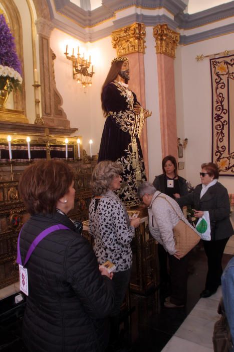 Decenas de cartageneros acuden al Besapié del Medinaceli