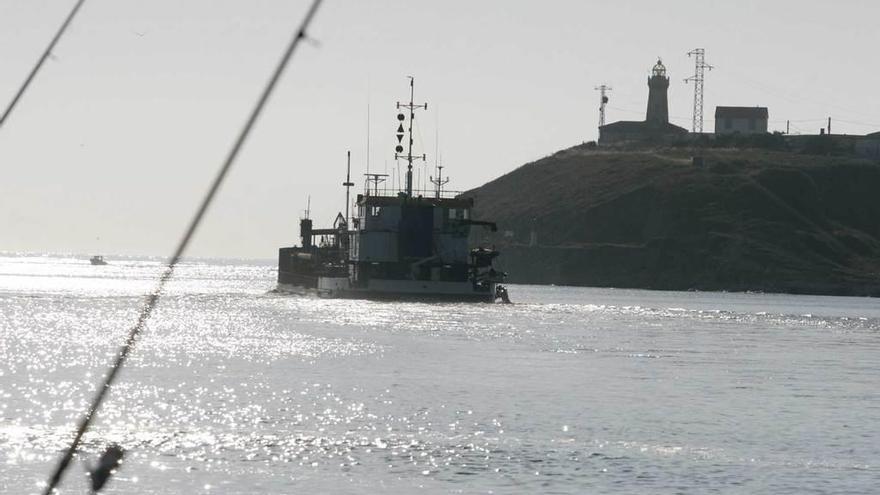 Una draga, en la bocana de la ría de Avilés.