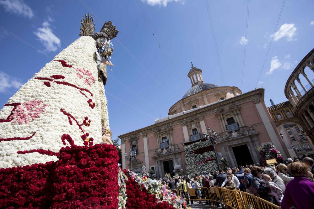 La Mare de Déu luce su manto en la Plaza de la Virgen