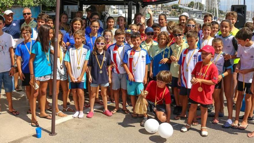 Todos los premiados de las categorías infantiles del IV Trofeo Club de Mar.
