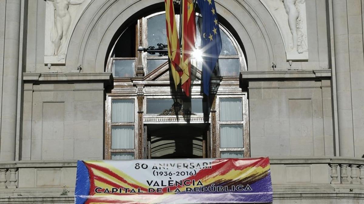 Pancarta conmemorativa en el Ayuntamiento de Valencia como &quot;capital de la Segunda República&quot;, colgada en la fachada principal del consistorio.