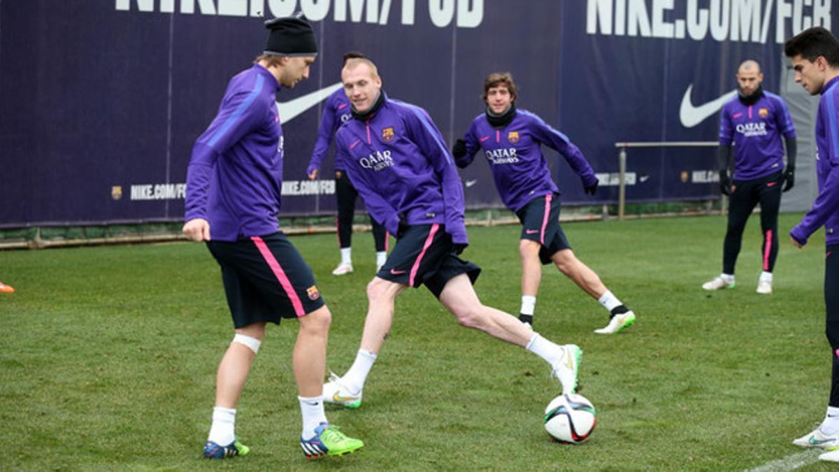 Mathieu (derecha) y Rakitic, durante un entrenamiento en la ciudad deportiva del Barça, en Sant Joan Despí